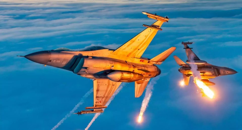 «Τοtal war» ΝΑΤΟ-Ρωσίας: ΝΑΤΟϊκοί οι πιλότοι των ουκρανικών F-16 – Άδεια για «Deep Strike» επιδρομές εντός Ρωσίας!