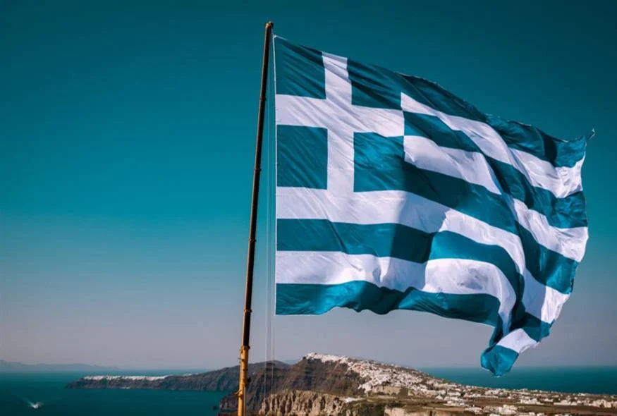 Σαντορίνη: Στο νησί κυμάτισε η μεγαλύτερη ελληνική σημαία που έχει κατασκευαστεί ποτέ